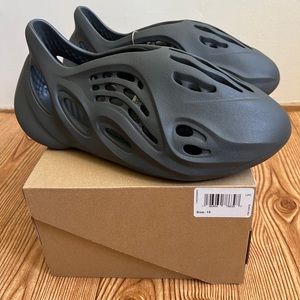 Adidas Yeezy Foam RNR Carbon Size 10 Men’s